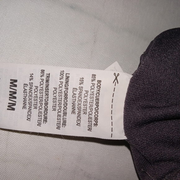 Reebok 3 Pc Bundle Capri Leggings, Shorts & Sports Bra Medium - Picture 12 of 16